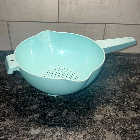 8.5 x 4 vintage Tupperware strainer. Excellent condition. Soft Blue. Handle. - Picture 1 of 3